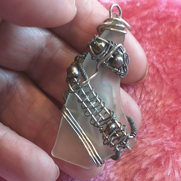 NWT Gorgeous Wire Wrapped Beach Glass Pendant - Picture 3 of 4
